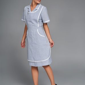 Grembiule-Carlota-rigatino-blu-modella-fronte