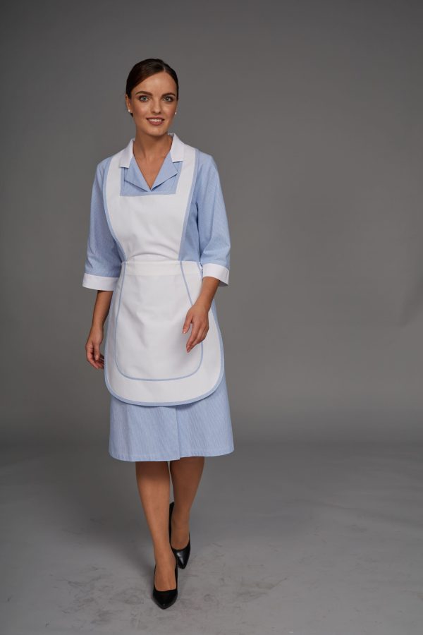 Grembiule Sole rigato azzurro modella Grembiule Sole rigato azzurro modella