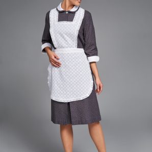 Iva-pois-grigio-grembiule-bianco-ricamato