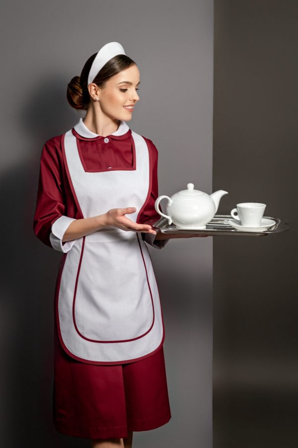 Ivana Bordeaux con grembiule Ivana Bordeaux con grembiule