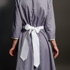 Luna-Grey-su-abito-grigio-retro