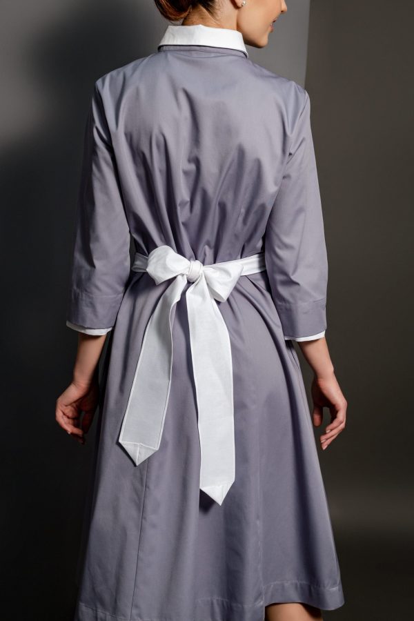 Luna Grey su abito grigio retro Luna Grey su abito grigio retro