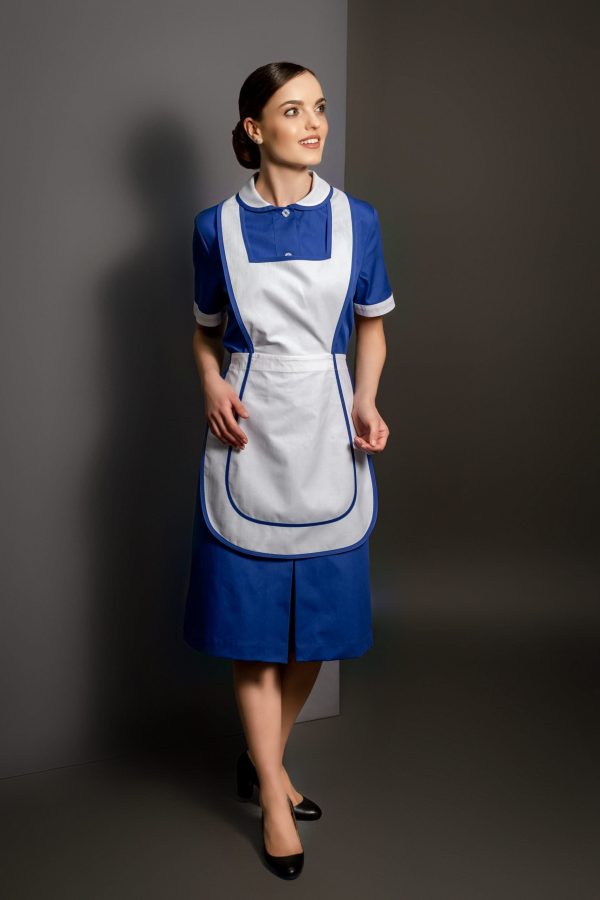 Grembiule sole electric blue donna looking up smiling Grembiule sole electric blue donna looking up smiling